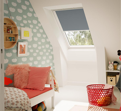 chambre d'enfant avec store occultant velux