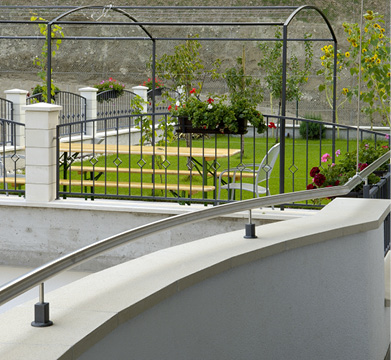 jardin avec couvre mur 2 pentes blanc