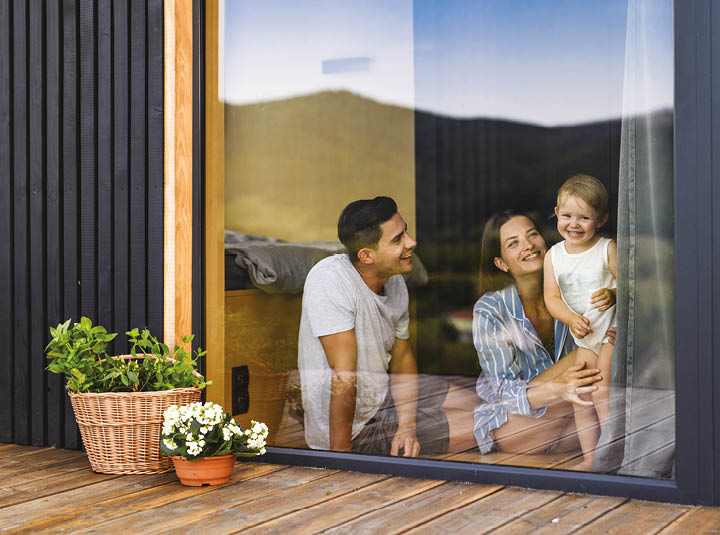 Famille assis dans une maison