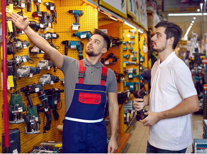 vendeur et client en magasin